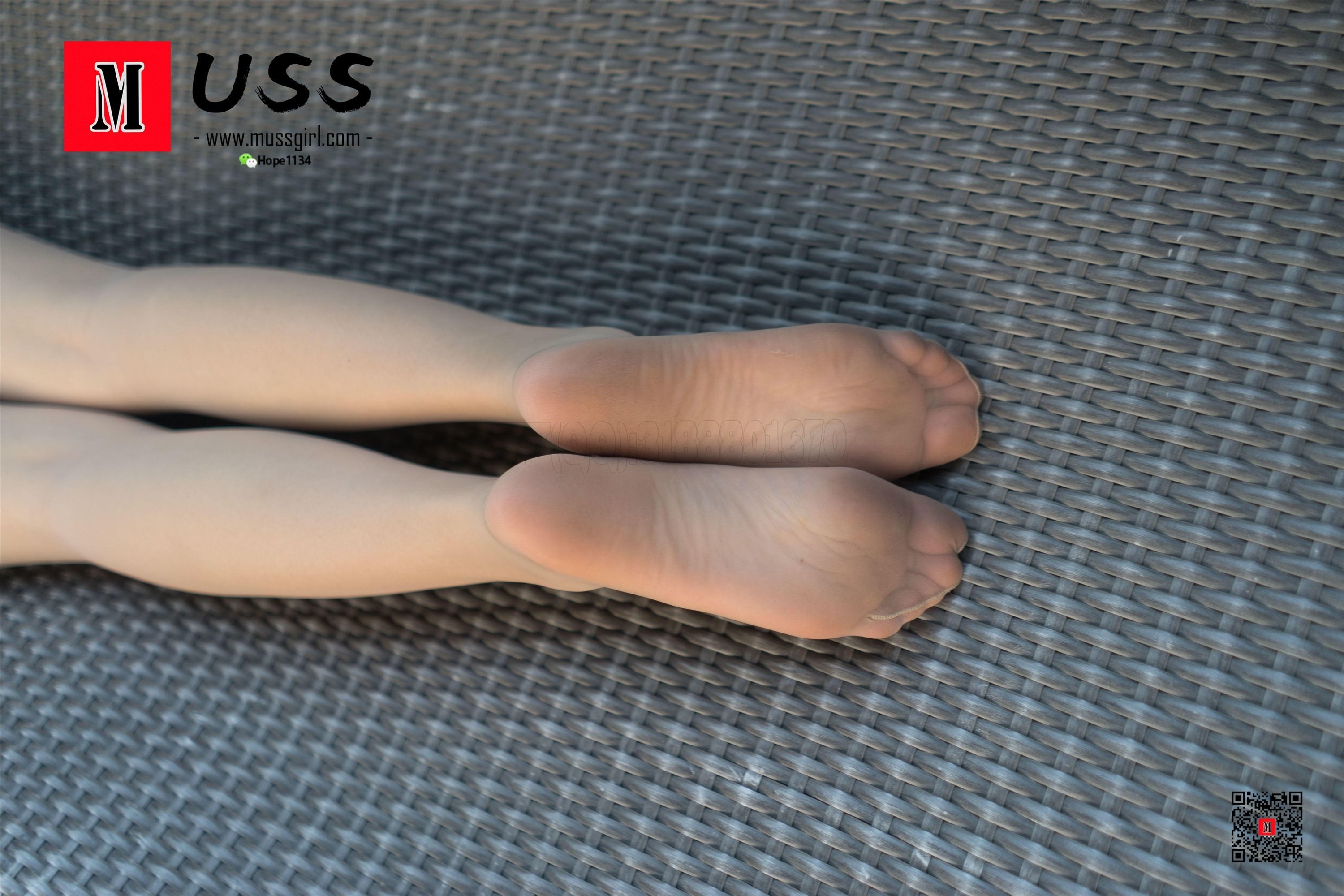 MussGirl慕丝女郎  NO.128 第一次约拍穿丝袜小姐姐